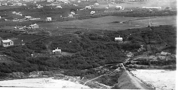 Photograph from Union Hill, showing the middle tailings pond bund. Centre of the image is the present Pylon Paddock. c. 1894-5
